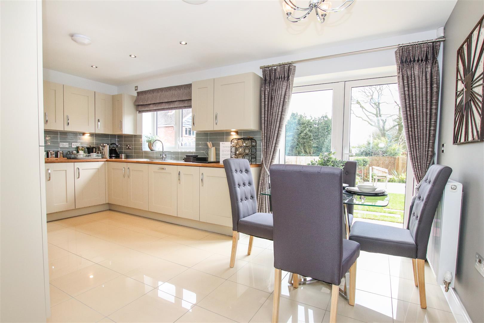 MODERN FITTED KITCHEN